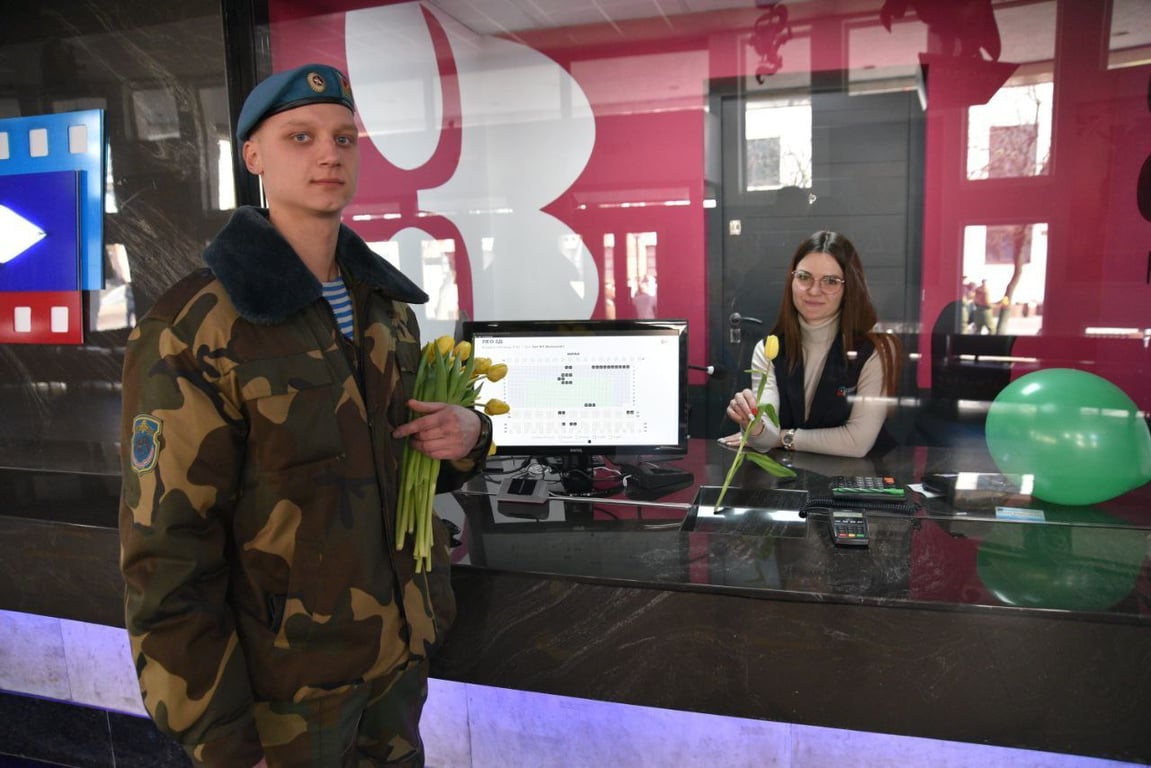 Военнослужащие 38-ой Брестской отдельной гвардейской десантно-штурмовой бригады поздравили брестчанок с Днём женщин