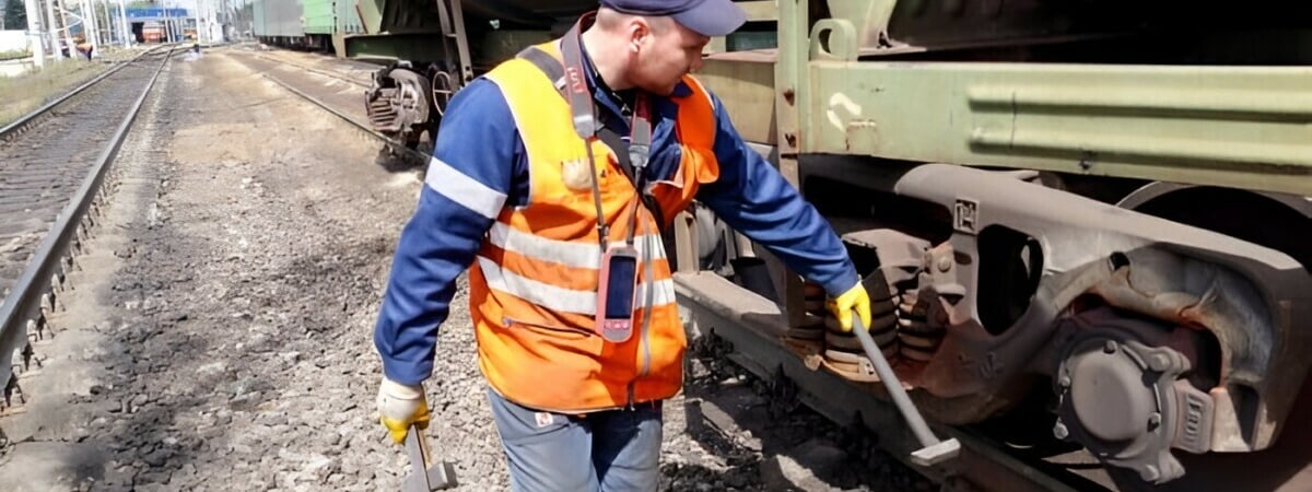 Зачем по колесам поездов стучат молотком во время остановок? Вот что случится, если этого не сделать — Полезно