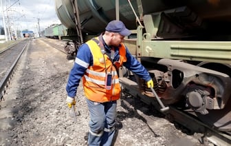 Зачем по колесам поездов стучат молотком во время остановок? Вот что случится, если этого не сделать — Полезно