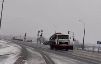В связи с непростыми погодными условиями, в Бресте проводится противогололедная обработка дорог и тротуаров