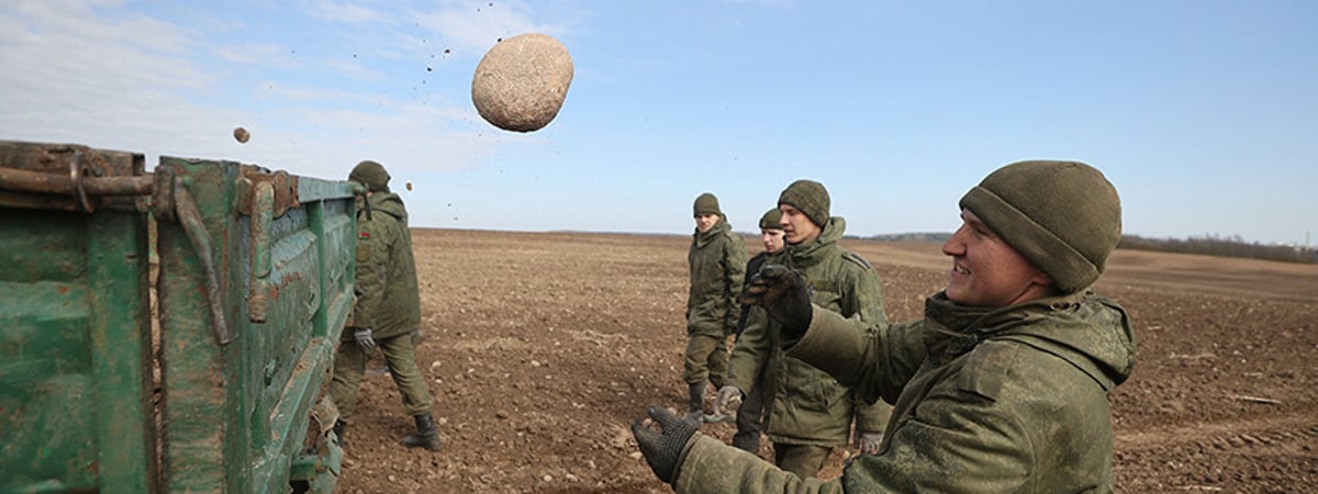 «Для вас санкций нет» — Лукашенко запретил чиновникам жаловаться и спросил про сбор камней