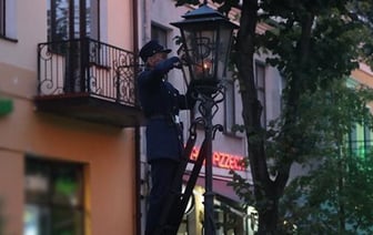 Фотофакт: в Бресте ежедневно собираются на зажжение фонарей на Советской