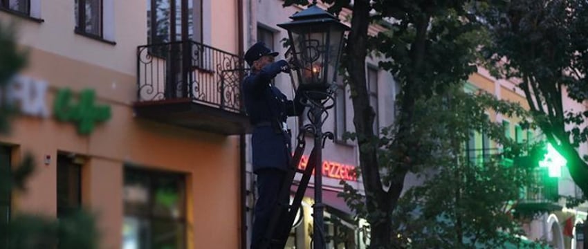 Фотофакт: в Бресте ежедневно собираются на зажжение фонарей на Советской