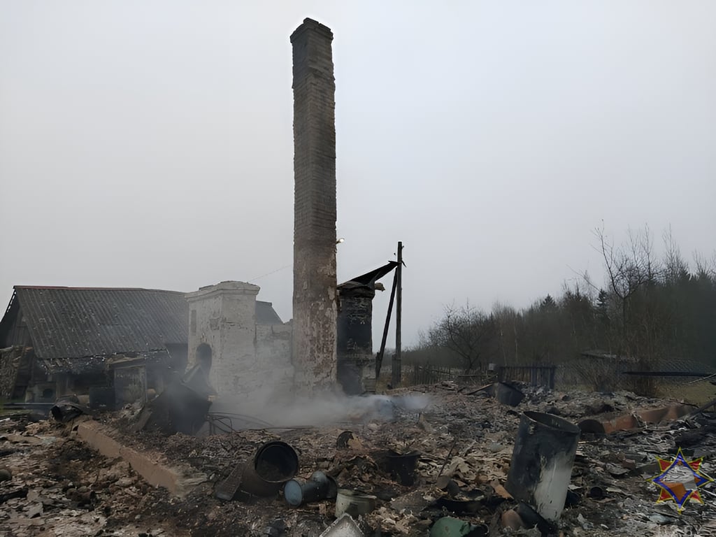 В Глубокском районе на пожаре погибла 82-летняя пенсионерка, к приезду пожарных дом сгорел дотла. Фото МЧС