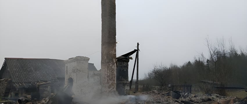 В Глубокском районе на пожаре погибла 82-летняя пенсионерка, к приезду пожарных дом сгорел дотла