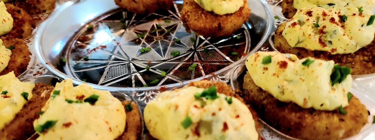 Забудьте о яйцах с майонезом. Приготовьте их в панировке и нафаршируйте этой вкусной начинкой — Полезно