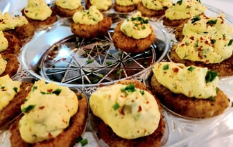 Забудьте о яйцах с майонезом. Приготовьте их в панировке и нафаршируйте этой вкусной начинкой — Полезно