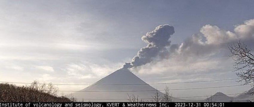 Вулкан Ключевской выбросил столб пепла на шесть километров (видео)