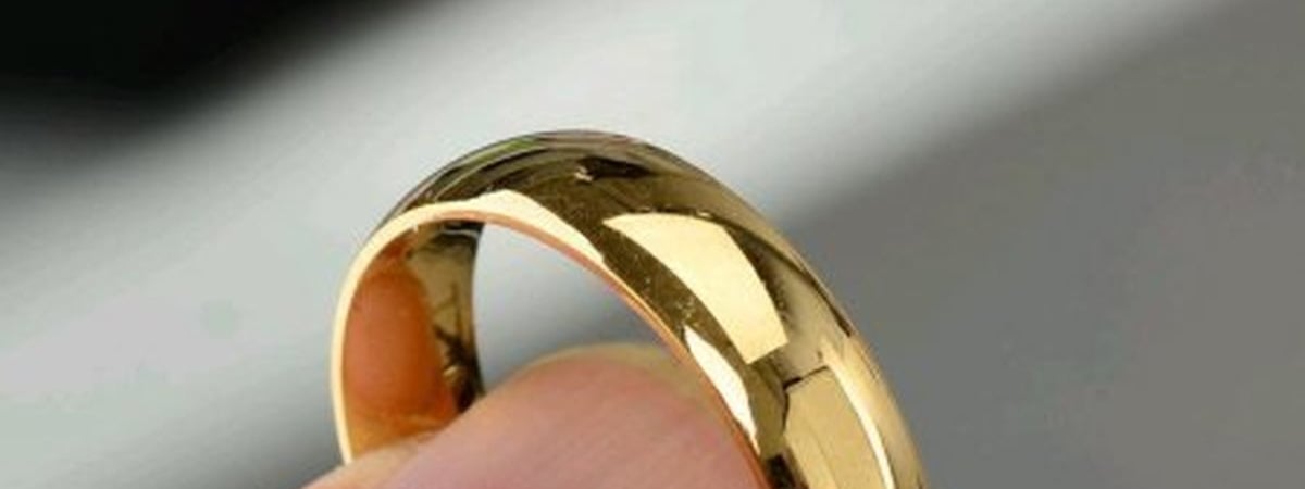 В Гродно мужчина сорвал золотое кольцо с пальца пенсионера, продал украшение, чтобы купить… цветы