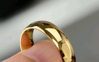 В Гродно мужчина сорвал золотое кольцо с пальца пенсионера, продал украшение, чтобы купить… цветы