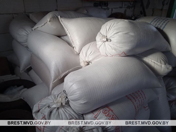 У сельчан нашли в мешках более 1300 кг краденного зерна. Случай в Брестской области