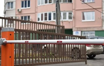 Можно ли установить шлагбаум во дворе многоэтажек, рассказали в МЧС