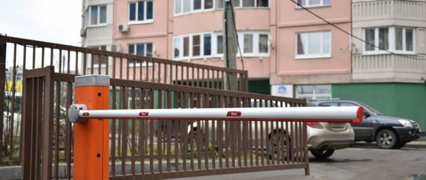 Можно ли установить шлагбаум во дворе многоэтажек, рассказали в МЧС