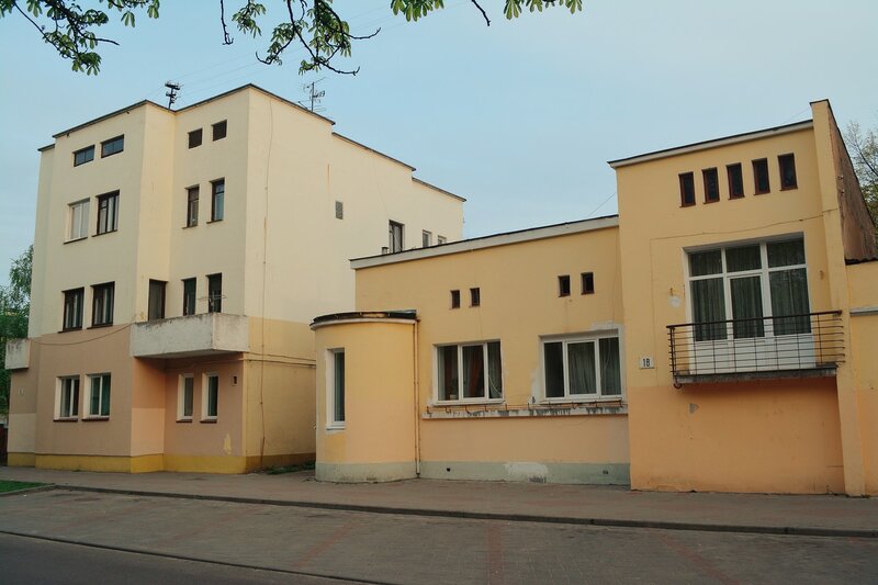 Этот дом в центре Бреста — межвоенный польский функционализм. Там продают интересную квартиру