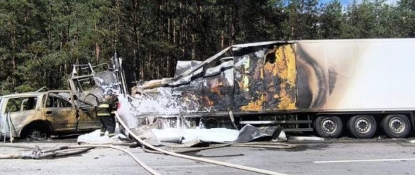 Внедорожник и фура загорелись после аварии на трассе М10 – погиб водитель