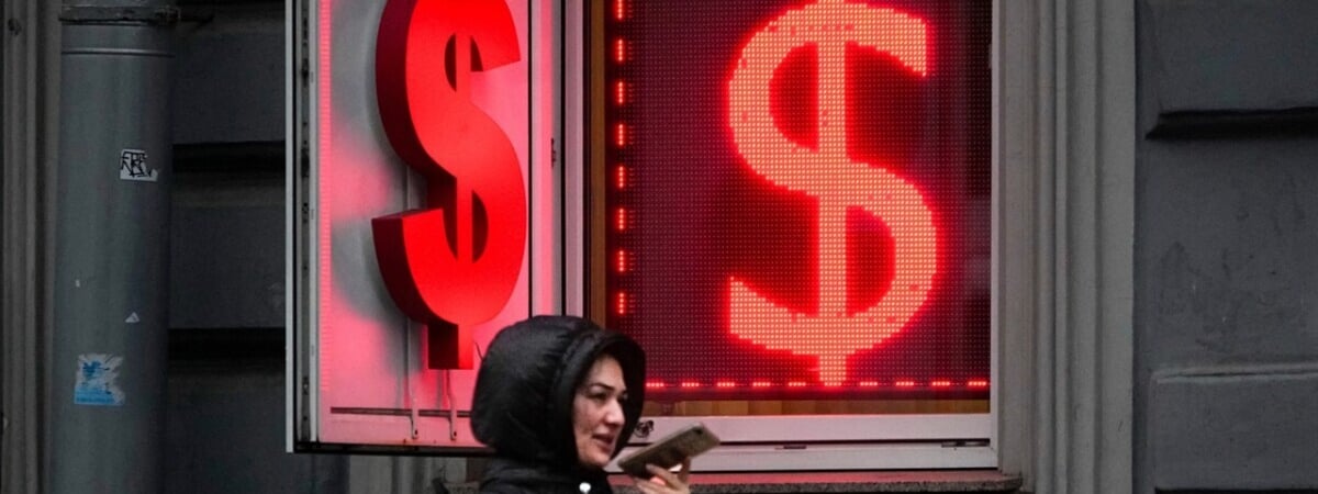 Доллар и российский рубль продолжили падать. С какими курсами белорусы ушли на выходные?