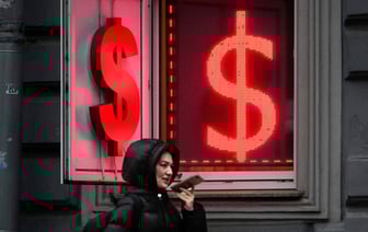 Доллар и российский рубль продолжили падать. С какими курсами белорусы ушли на выходные?