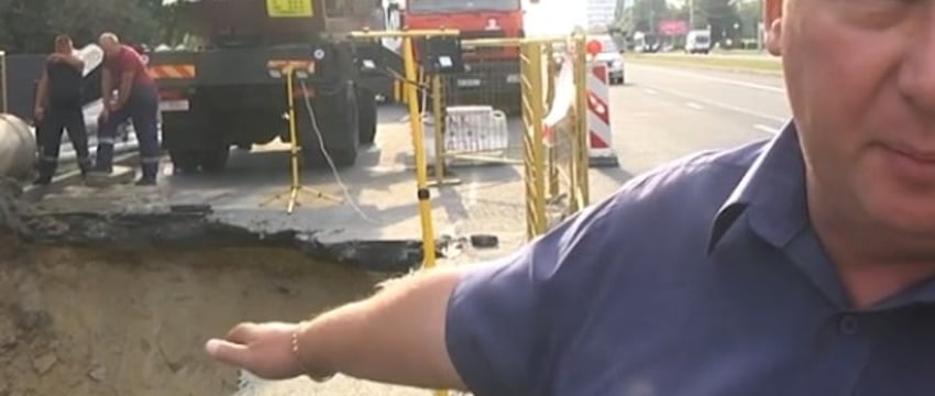 В Бресте на Московской произошла авария на самотечном канализационном коллекторе — видеорепортаж
