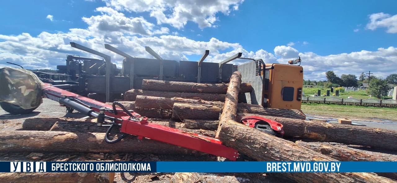 Лесовоз с бревнами перевернулся в Пружанском районе