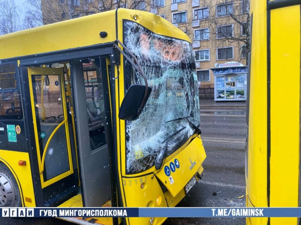 Девять человек попали в больницу после аварии двух автобусов в Минске