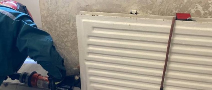 В Березе спасатели вызволили кошку из батареи