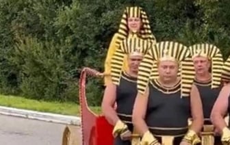 Главу фабрики провезли в повозке, запряженной людьми