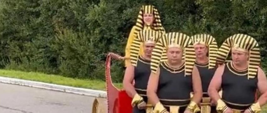 Главу фабрики провезли в повозке, запряженной людьми