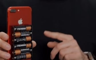 Белорусы перевели iPhone на питание от пальчиковых батареек