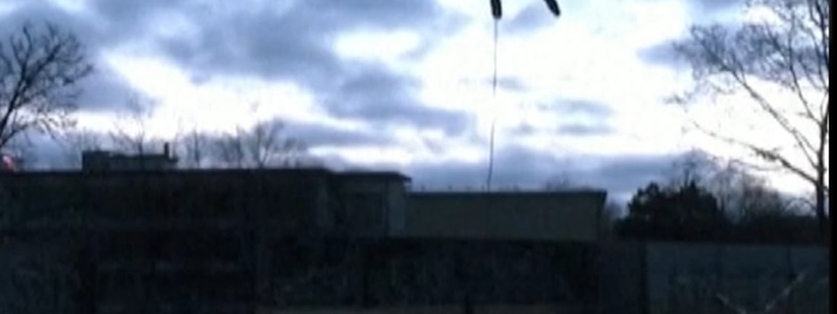 Швейцарский пианист сыграл на подвешенном на высоте 10 метров фортепиано — Видео