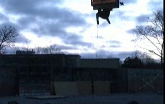 Швейцарский пианист сыграл на подвешенном на высоте 10 метров фортепиано — Видео