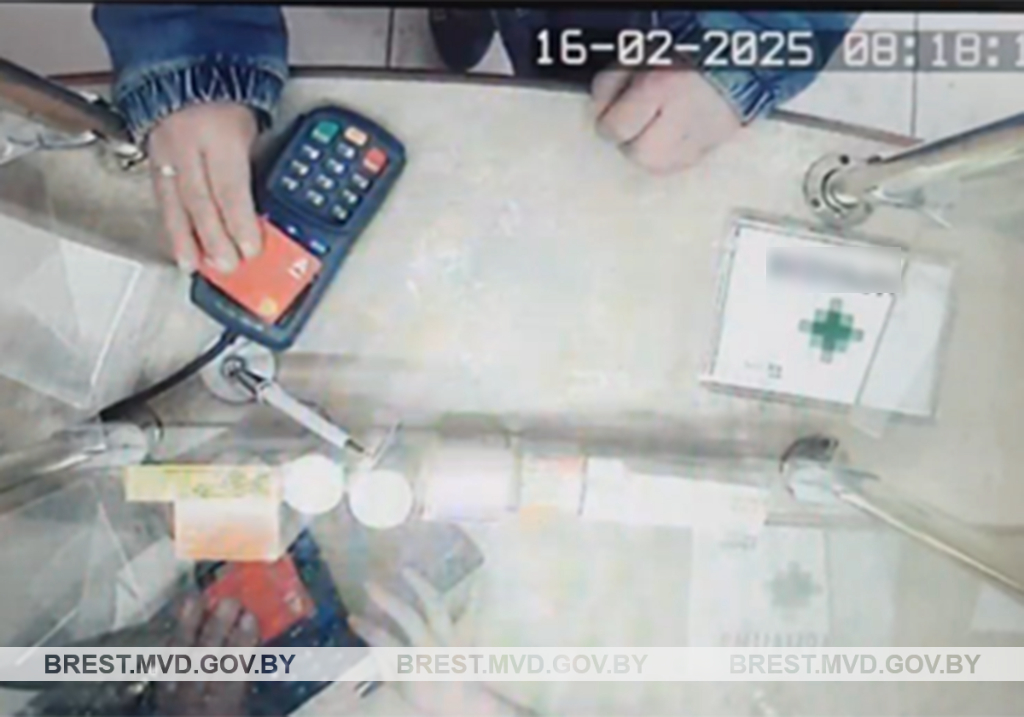 Найденной картой брестчанка неделю рассчитывалась за покупки
