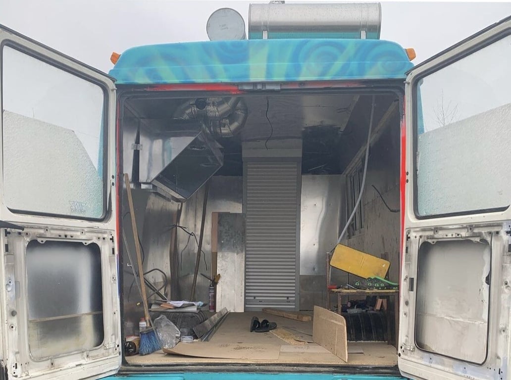 Пара из Бреста сделала крутой фуд-трак из старого Mercedes-Benz 609