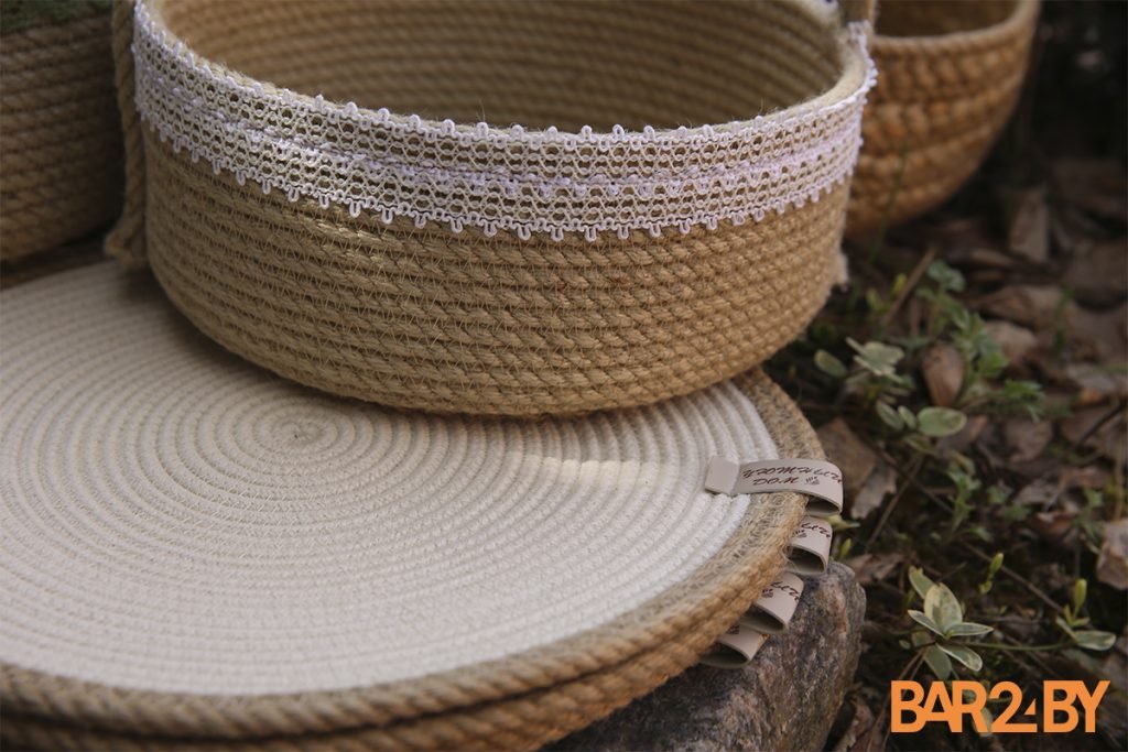 Как учитель физкультуры из Брестской области стала шить салфетки и корзины из джута