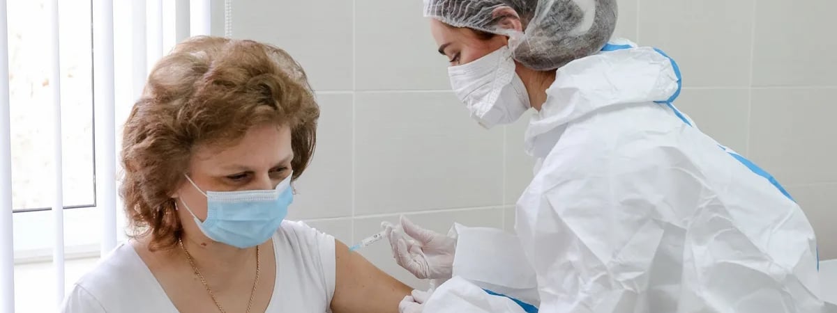 Белорусские поликлиники открыли запись на бесплатную вакцинацию от гриппа и Covid-19. Чем прививают?