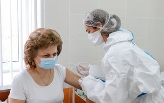 Белорусские поликлиники открыли запись на бесплатную вакцинацию от гриппа и Covid-19. Чем прививают?