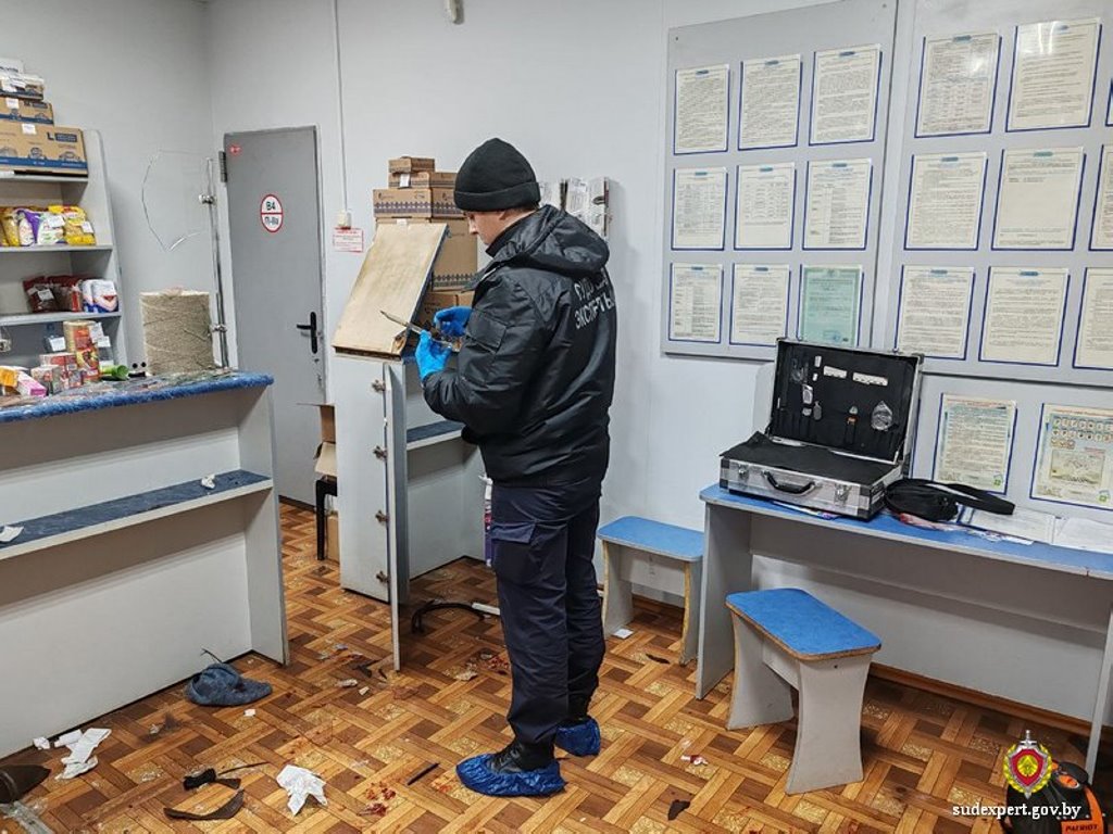 В Беларуси мужчина избил посетителей на почте, одна женщина скончалась