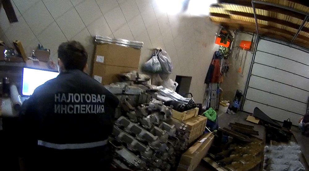 В гараже жителя Бреста налоговая нашла более 10 тысяч новых автозапчастей из России