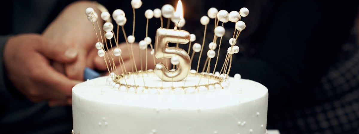 В Энгельсе пятый день продолжает гореть атакованная беспилотником нефтебаза