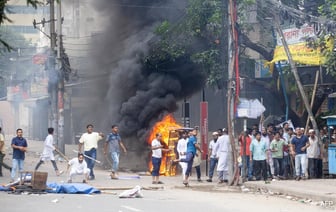 Протестующие подожгли тюрьму в Бангладеше, освободив "сотни" заключенных
