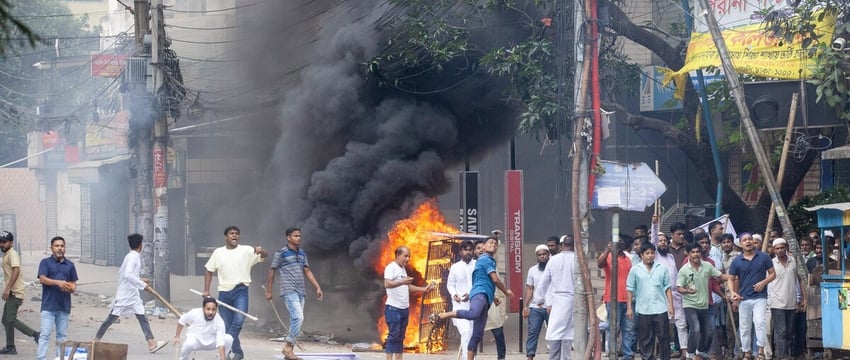 Протестующие подожгли тюрьму в Бангладеше, освободив "сотни" заключенных