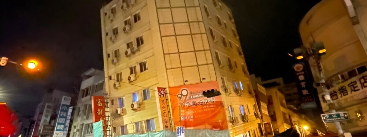 В Тайване из-за землетрясения магнитудой 6,1 балла покосились дома — Видео