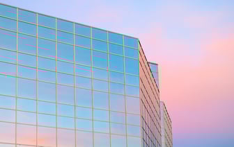 Фотофакт: на въезде в Полоцк монтируют необычную световую конструкцию