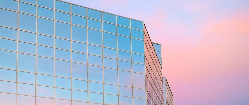 Фотофакт: на въезде в Полоцк монтируют необычную световую конструкцию