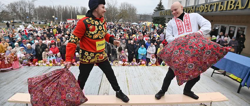 В Гомеле на Масленицу устроили битву холостяков