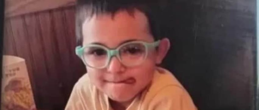 Пятилетний мальчик в США умер после того, как его оставили в раскаленной машине на семь часов