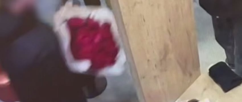 Брестчанин купил своей возлюбленной букет из 63 роз, но цветы оказались у другой девушки. Вот как так получилось