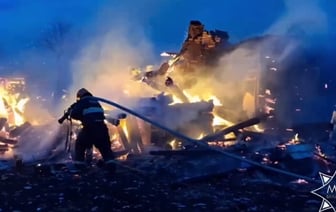 На Минщине из-за сильного ветра пожар в частном доме едва не перекинулся на лес — Видео