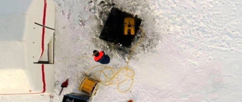 Со дна Онежского озера подняли первое тело члена экипажа разбившегося Ми-8