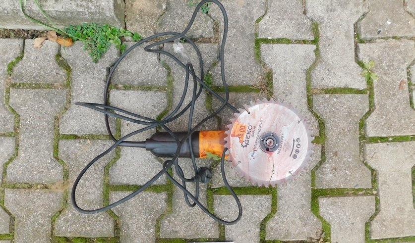 Жуткая смерть: белорус пилил дрова и раскроил себе шею