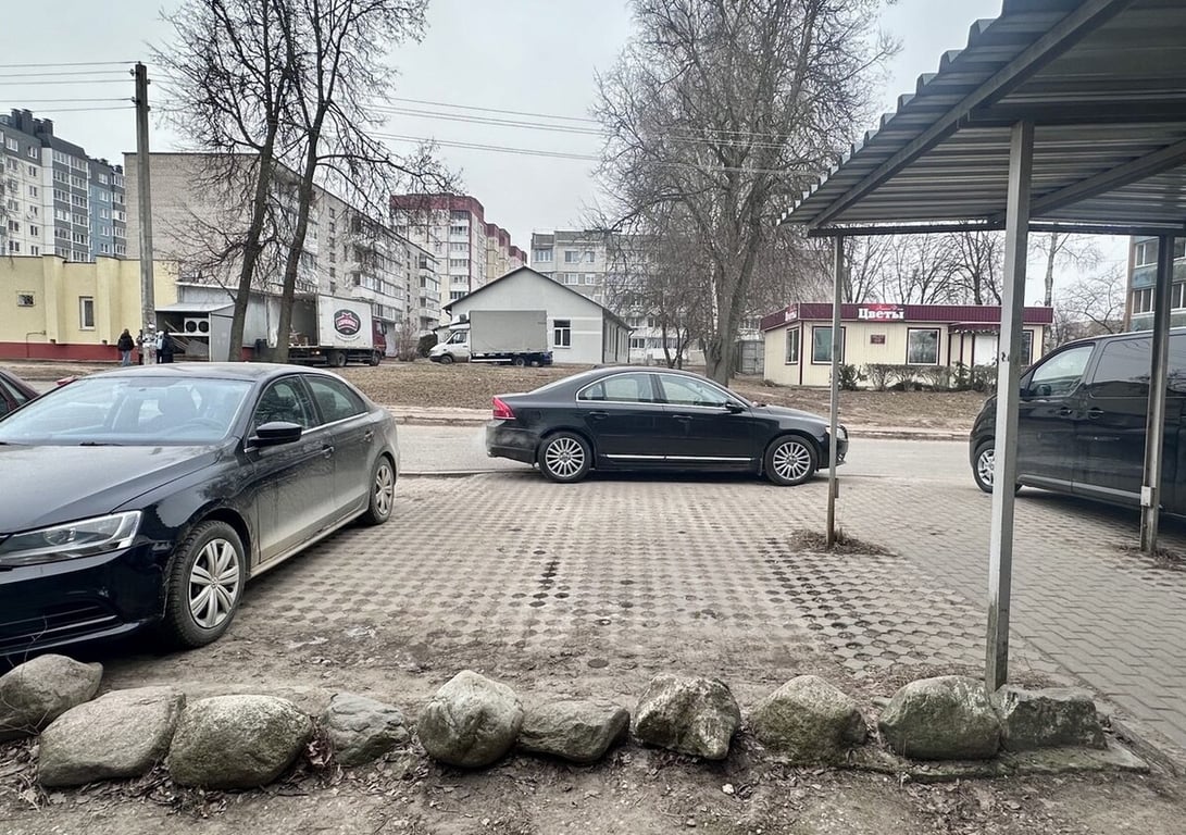 В Беларуси прохожий разлил горячий кофе на лобовое стекло автомобиля. Какое грозит наказание?